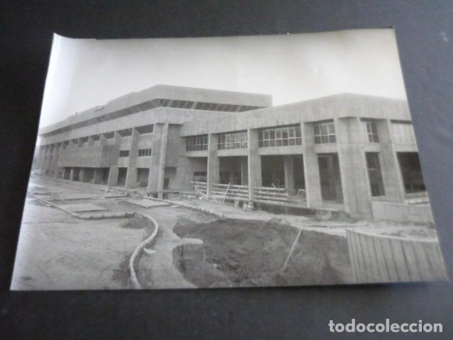 Alte Fotografie: MADRID CIUDAD UNIVERSITARIA EDIFICIO CIENCIAS DE LA INFORMACION ANTIGUA FOTOGRAFIA 18 X 24 CM