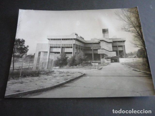 Alte Fotografie: MADRID CIUDAD UNIVERSITARIA EDIFICIO CIENCIAS DE LA INFORMACION ANTIGUA FOTOGRAFIA 18 X 24 CM