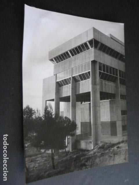 Alte Fotografie: MADRID CIUDAD UNIVERSITARIA EDIFICIO CIENCIAS DE LA INFORMACION ANTIGUA FOTOGRAFIA 18 X 24 CM