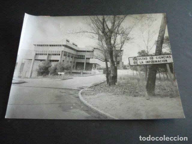 Photographie ancienne: MADRID CIUDAD UNIVERSITARIA EDIFICIO CIENCIAS DE LA INFORMACION ANTIGUA FOTOGRAFIA 18 X 24 CM