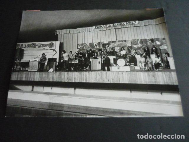 Fotografia antiga: MADRID FESTIVAL DE LA CANCION DEL VERANO PARQUE DE ATRACCIONES 1970 FOTOGRAFIA 18 X 24 CM