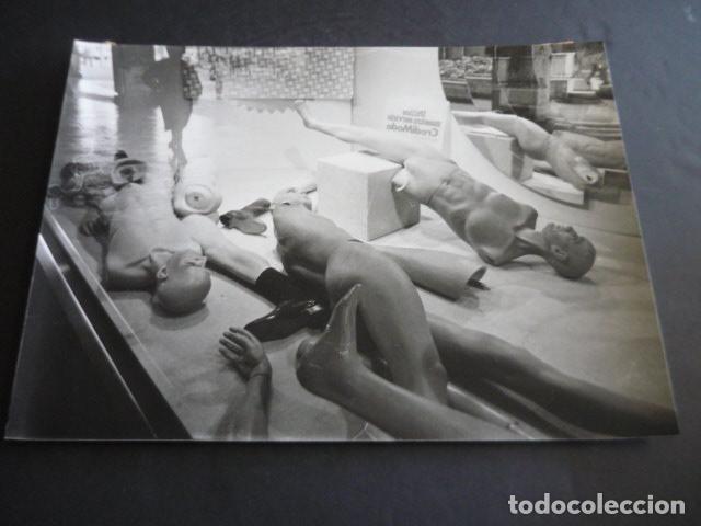 Fotograf&iacute;a antigua: MADRID MANIQUIS EN GALERIAS PRECIADOS FOTOGRAFIA 18 X 24 CM