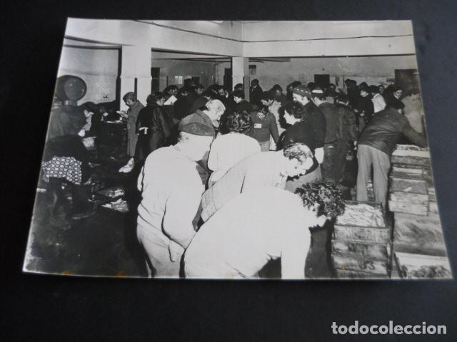 Fotografia antiga: PALMA DE MALLORCA SUBASTA DE PESCADO EN LA LONJA FOTOGRAFIA 18 X 24 CM