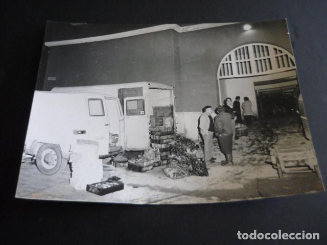 Fotograf&iacute;a antigua: PALMA DE MALLORCA SUBASTA DE PESCADO EN LA LONJA FOTOGRAFIA 18 X 24 CM