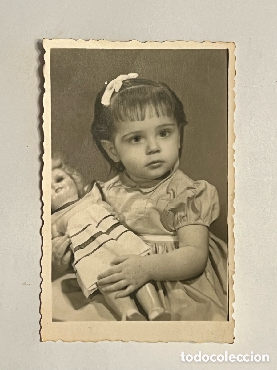 Photographie ancienne: NI&Ntilde;OS. Fotograf&iacute;a Rosa Mari abrazada a su mu&ntilde;eca.., (h.1960?) Med&iacute;das: 5,5 x 8,5 cm