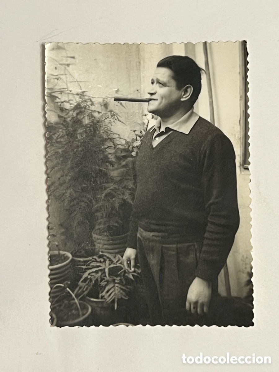 Fotografia antica: FOTOGRAF&Iacute;A. El Se&ntilde;or que disfrutaba fum&aacute;ndose un Cigarro Habano.. (a.1964) Med&iacute;das: 7,5 x 10,5