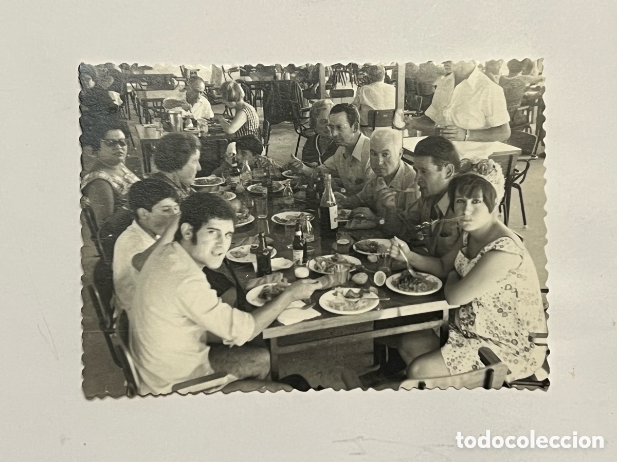 Fotografia antica: FOTOGRAF&Iacute;A. Aquellos veranos de comidas familiares en el Chiringuito de la playa (a.1970)