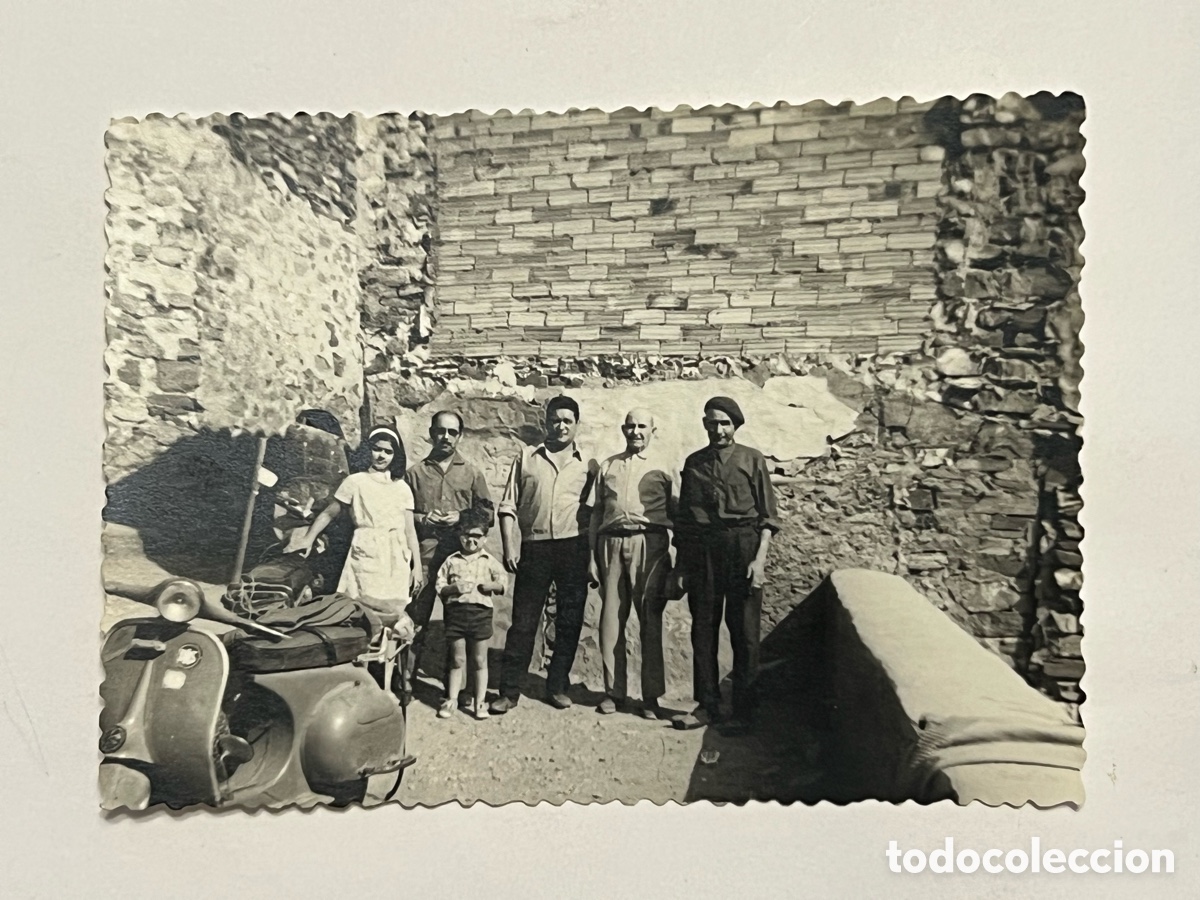 Fotografia antica: CON LA VESPA.., al fin del mundo. En alg&uacute;n lugar de la provincia de Teruel.., Verano de 1970