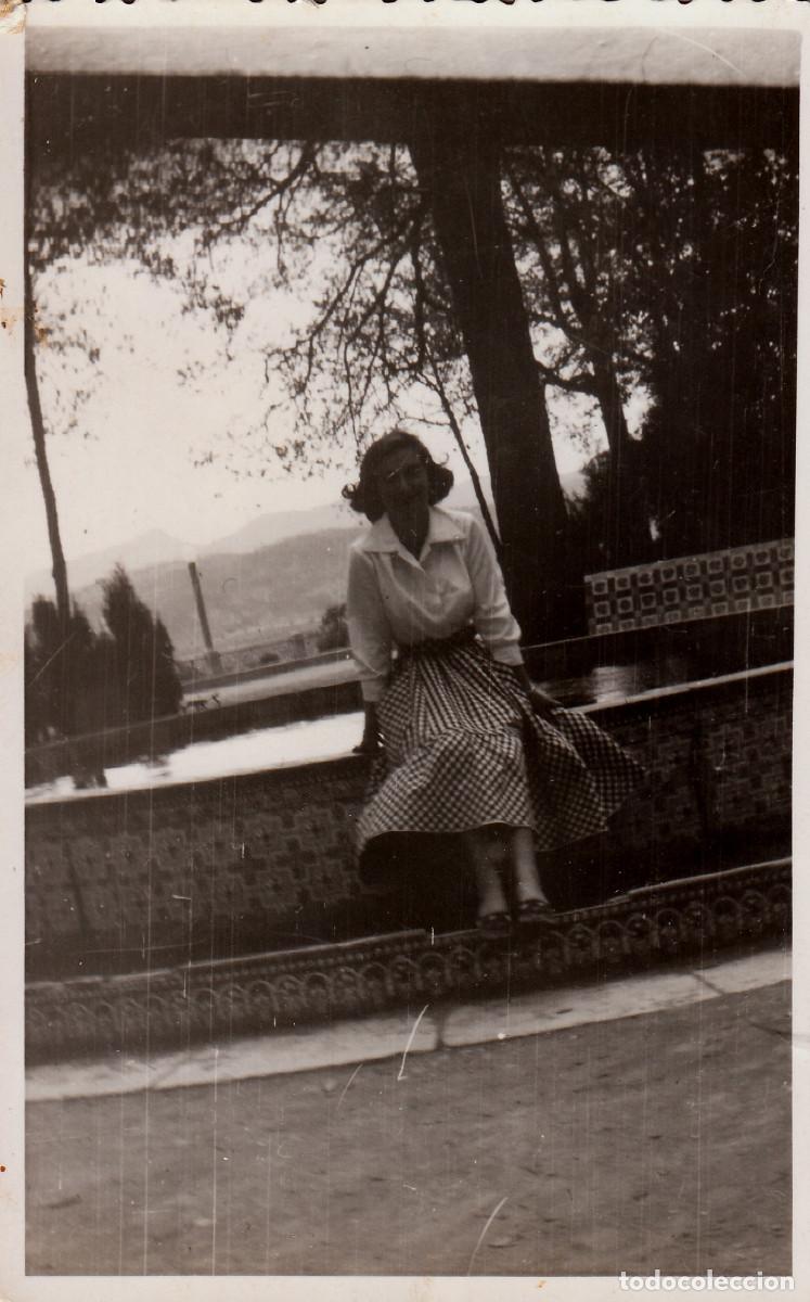 Fotograf&iacute;a antigua: Chica sentada en el borde de un estanque con azulejos. A&ntilde;os 50. pc