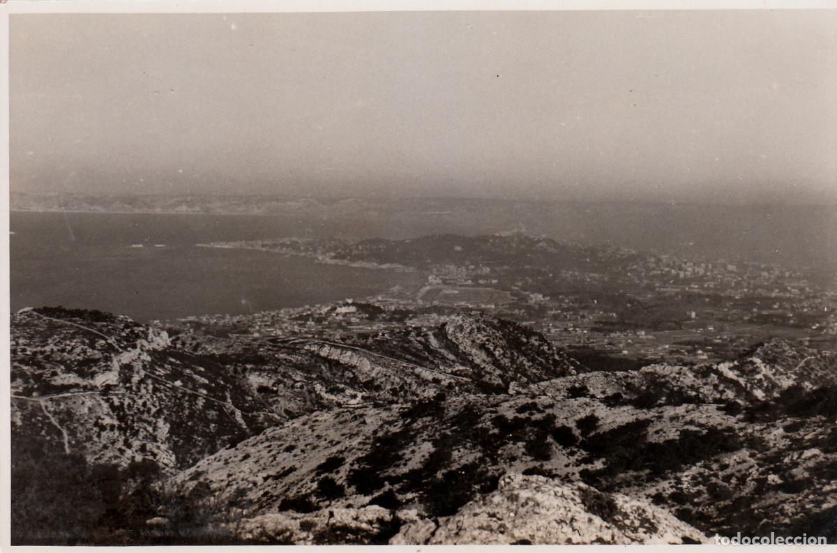 Fotograf&iacute;a antigua: Paisaje mar&iacute;timo con poblaci&oacute;n. A&ntilde;os 50. pc
