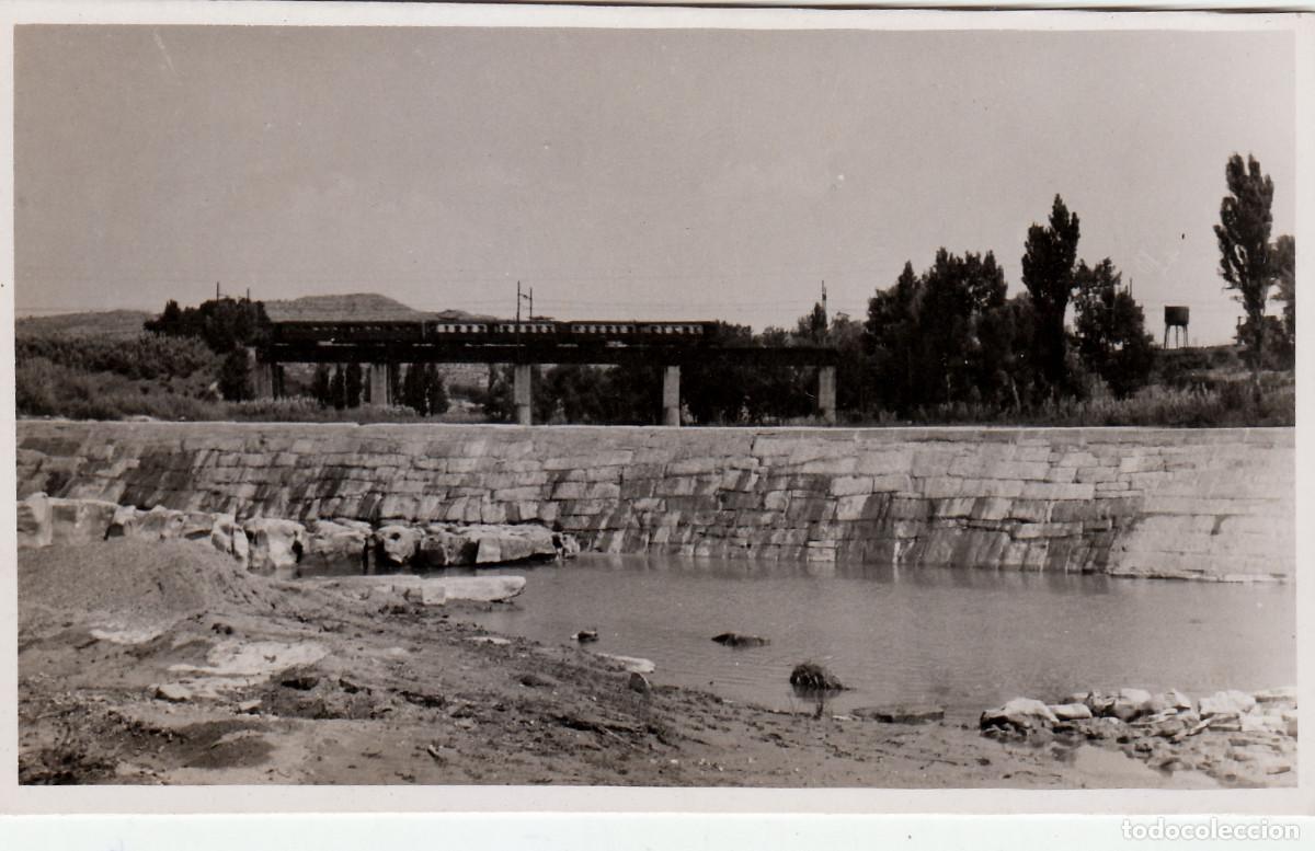 Fotograf&iacute;a antigua: Ferrocarril, tren pasando por un puente junto un r&iacute;o. A&ntilde;os 50. pc