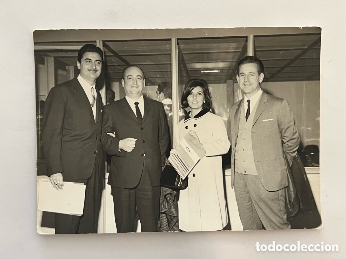 Fotografia antica: CUETARA.., Galletas. Fotograf&iacute;a Directivos recogiendo un trofeo en Madrid (h.1970?)