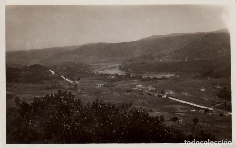 Fotograf&iacute;a antigua: Paisaje monta&ntilde;oso con poblaci&oacute;n. A&ntilde;os 50. pc