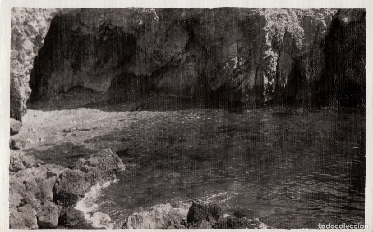 Fotograf&iacute;a antigua: Cueva en la costa escavada en la roca. A&ntilde;os 50. pc
