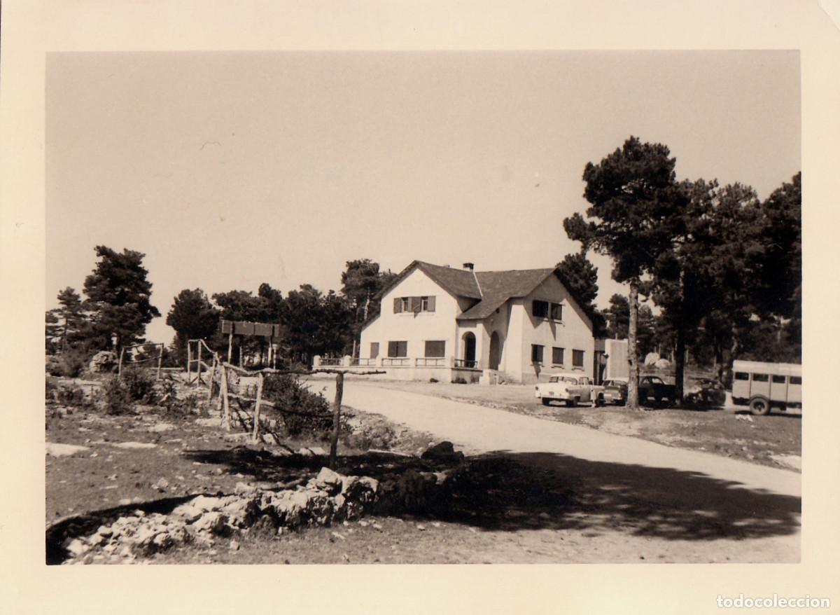 Fotograf&iacute;a antigua: Residencia hotel albergue refugio en la sierra Coches antiguos bus Diaz Casa Ros, Madrid. A&ntilde;os 50 pc