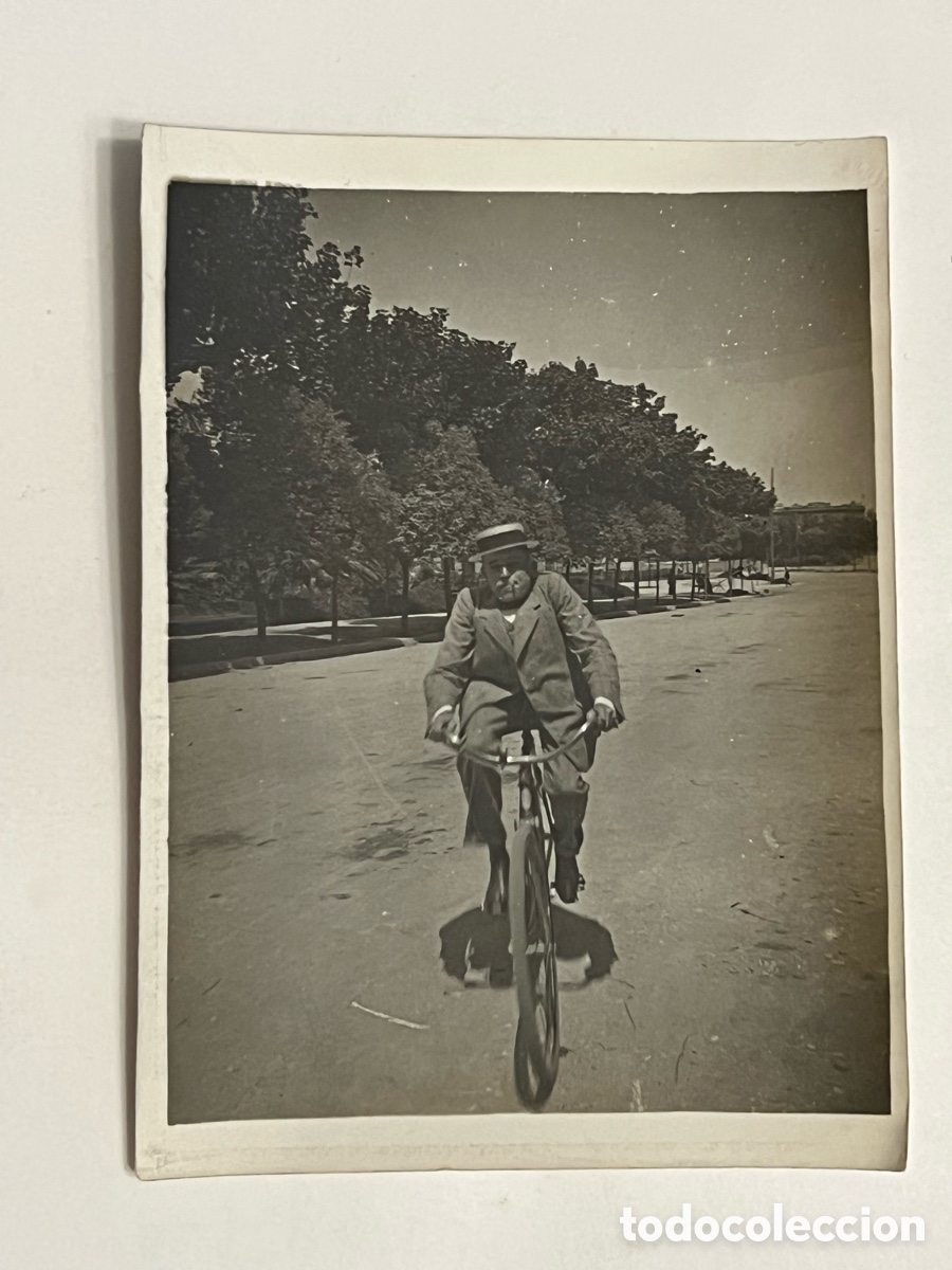 Fotograf&iacute;a antigua: HOMBRE PEQUE&Ntilde;O EN BICICLETA.. s&iacute;ndrome de Klippel-Feil.. ? Fotograf&iacute;a antigua. Barcelona (h.1910?)