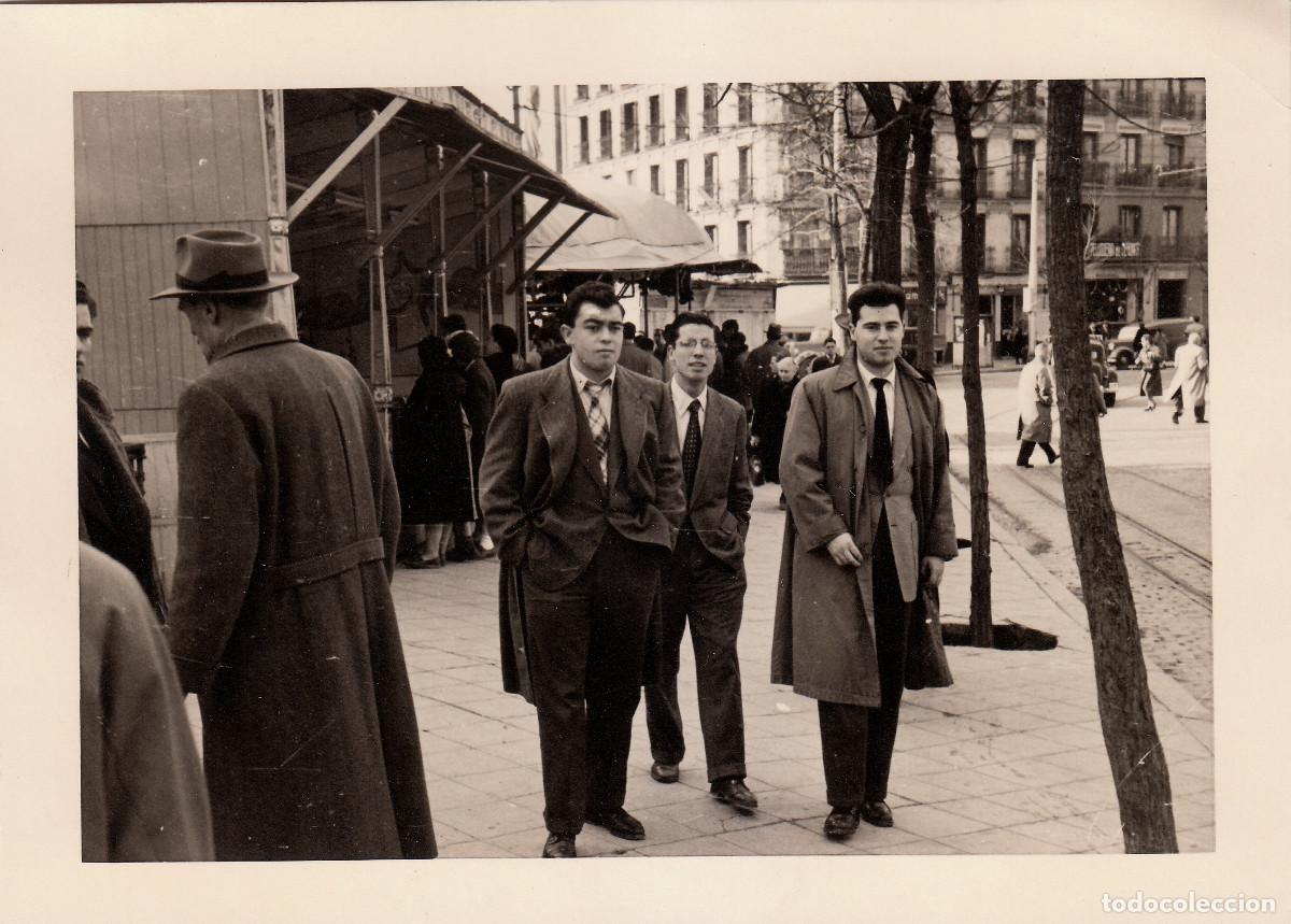 Fotograf&iacute;a antigua: Caballeros paseando. Casetas de venta. V&iacute;as tranv&iacute;a. Diaz Casa Ros, Madrid. A&ntilde;os 50 pc