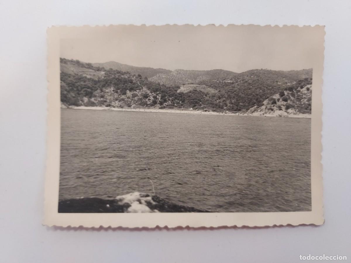 Fotograf&iacute;a antigua: FOTO PLAYA DE LLORET DE MAR. CRUCERO BLANES A TOSSA (INFO EN TRASERA). CA. 1950-1960. 10 X 7 CM