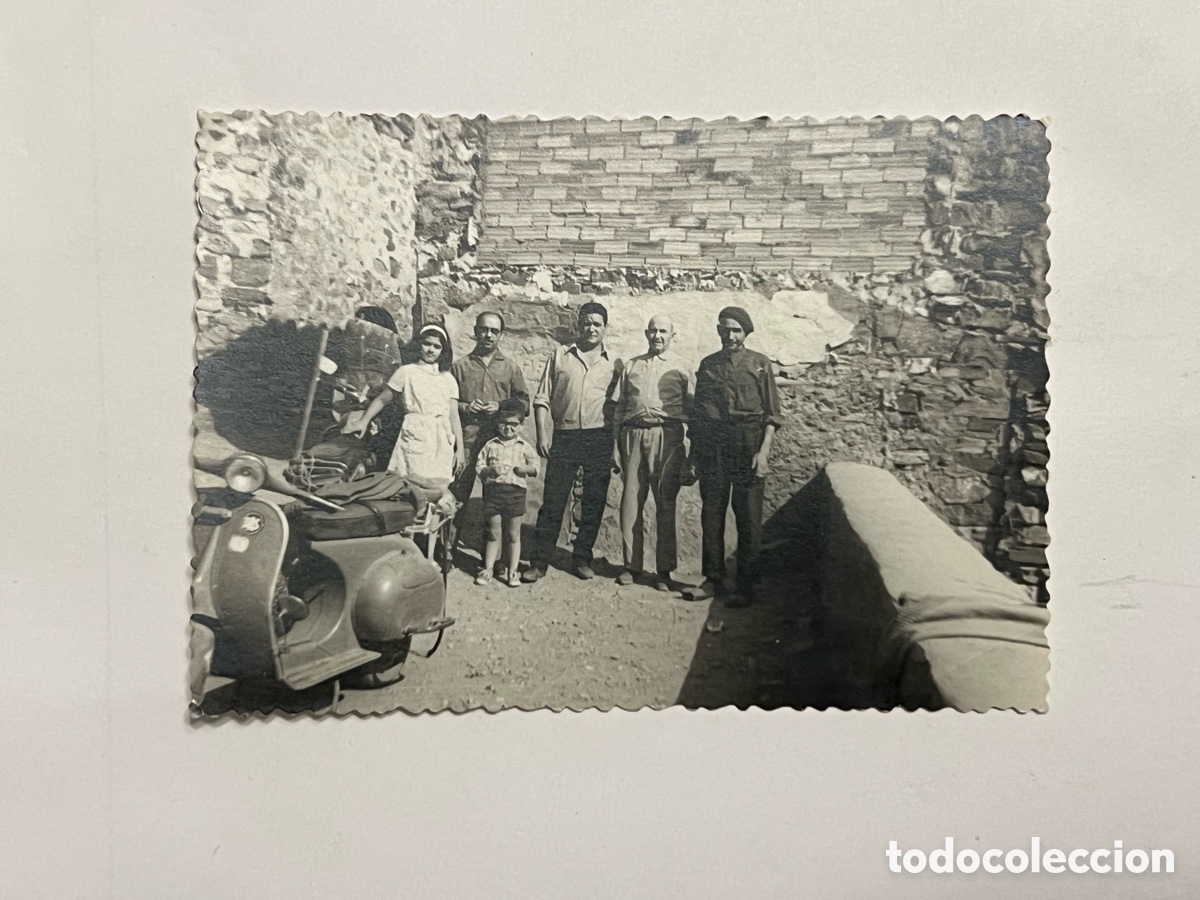 Fotograf&iacute;a antigua: CON LA VESPA.., al fin del mundo. En alg&uacute;n lugar de la provincia de Teruel.., Verano de 1970