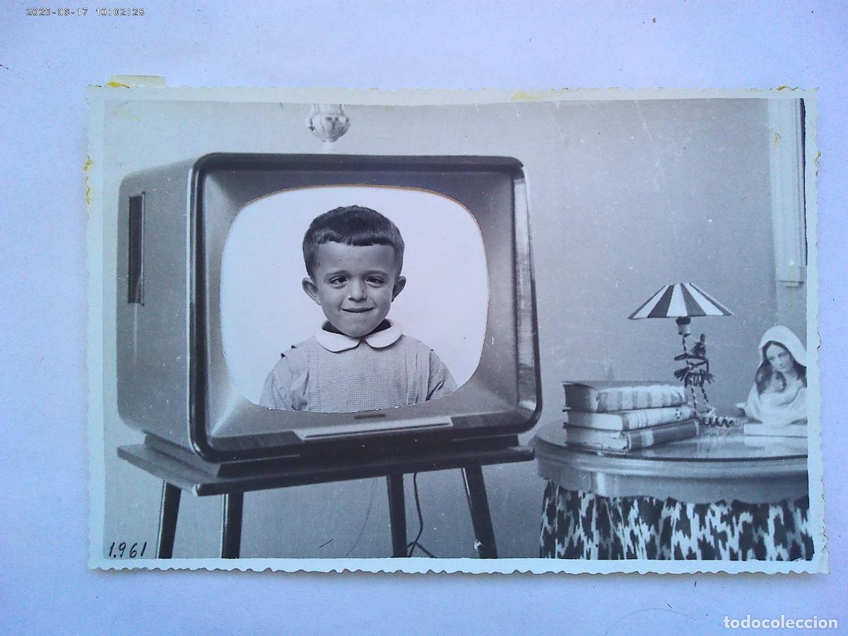 Fotograf&iacute;a antigua: FOTO ESCOLAR : NI&Ntilde;O AQUEJADO DE ENANISMO CON BABI EN UN TELEVISOR , 1961 .... 11,5 X 17,5 CM