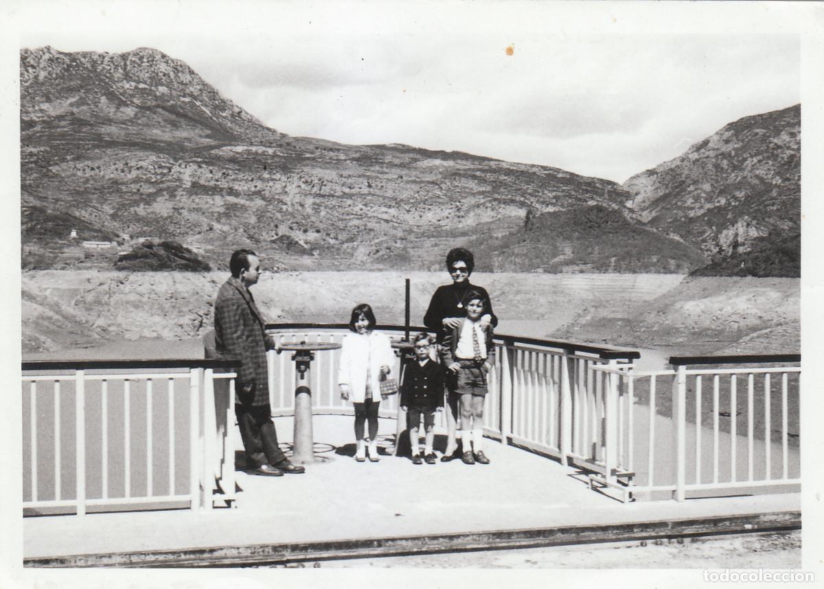 Fotograf&iacute;a antigua: Mirador del pantano embalse de Escales, Prepirineo catal&aacute;n. Comarca del Pallars Jus&agrave;. A&ntilde;os 70 pc