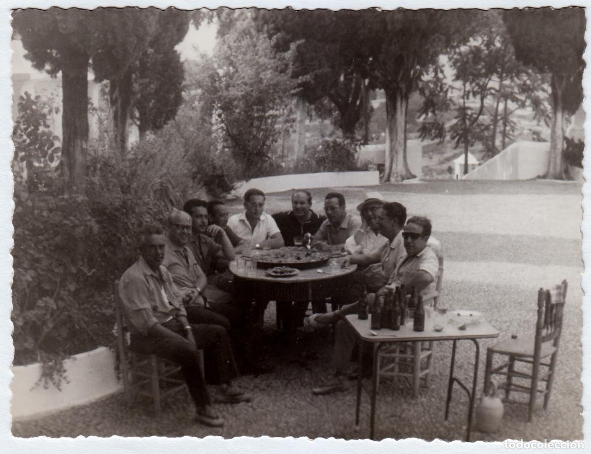 Fotograf&iacute;a antigua: Paella entre amigos. A&ntilde;os 60 pc