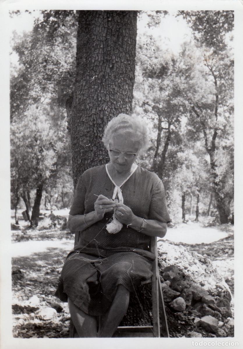 Fotograf&iacute;a antigua: Mujer, anciana haciendo ganchillo. A&ntilde;os 60 pc