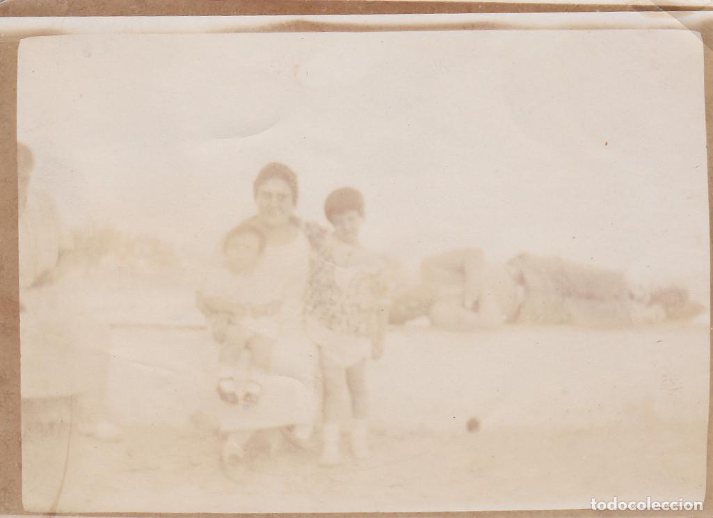 Fotograf&iacute;a antigua: Muy antigua foto. Mujer, ni&ntilde;os y hombre tumbado. A&ntilde;os 10-20 pc