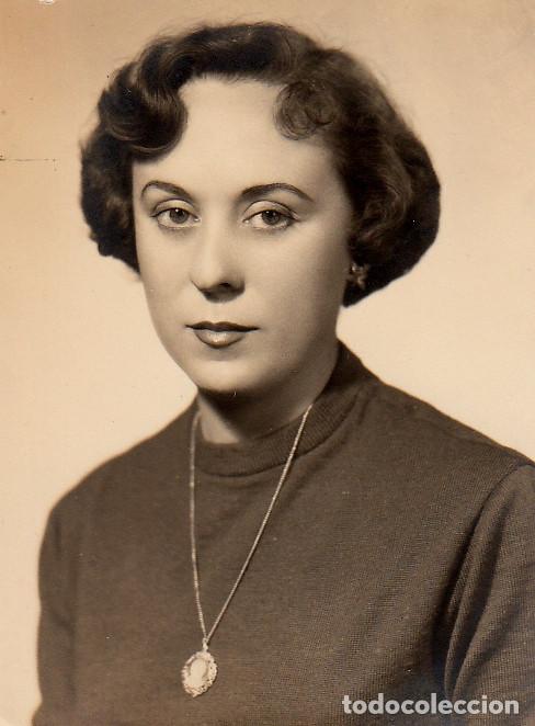 Fotograf&iacute;a antigua: Mujer elegante con medalla. Llopis, Valencia. A&ntilde;os 40 pc