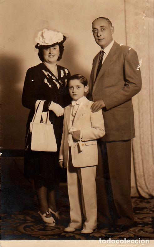 Fotograf&iacute;a antigua: Ni&ntilde;o de Comuni&oacute;n con sus padres. Ferri, Valencia. A&ntilde;os 40 pc