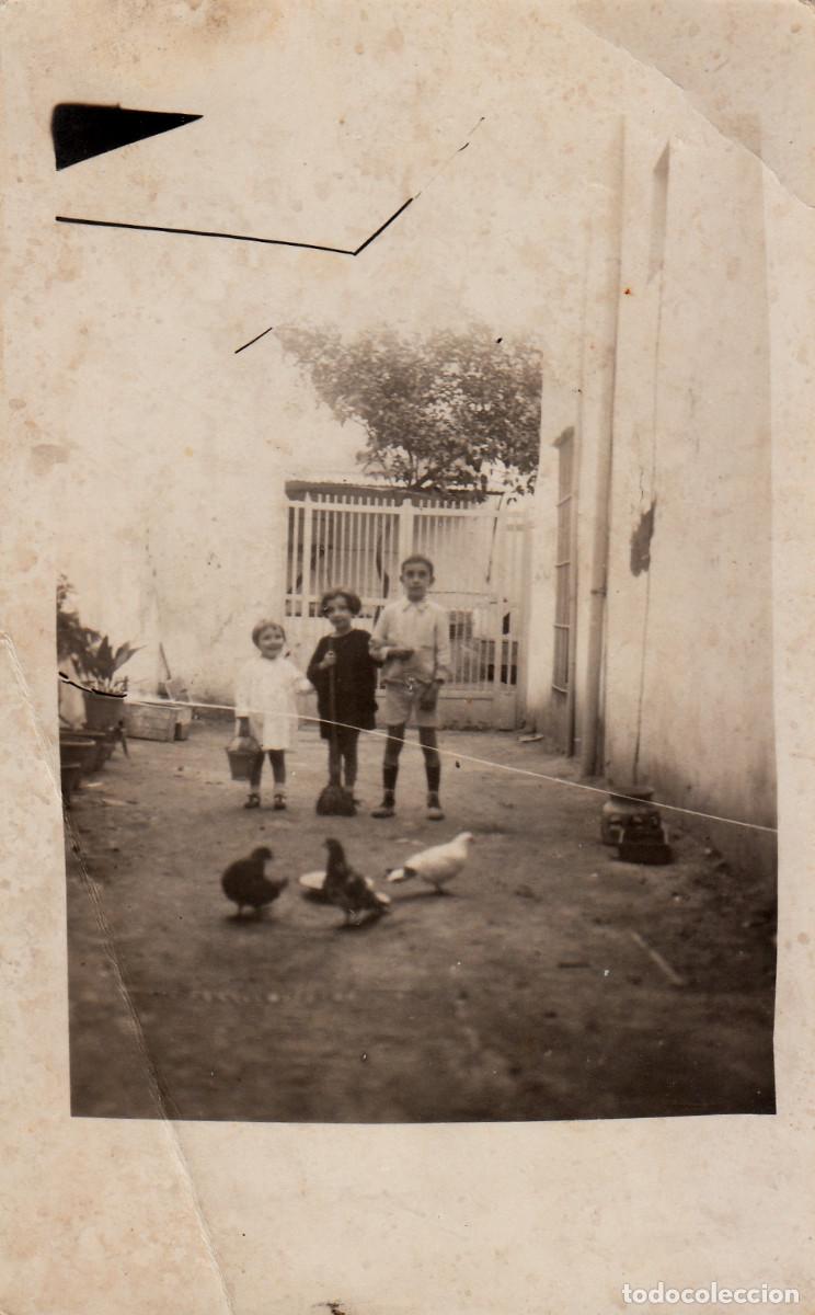 Fotograf&iacute;a antigua: Ni&ntilde;os en el corral con escoba y pozal. A&ntilde;os 20 pc