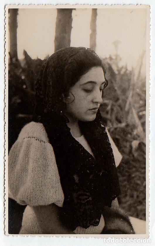 Fotograf&iacute;a antigua: Joven mujer de perfil con mantilla negra. A&ntilde;os 40 pc