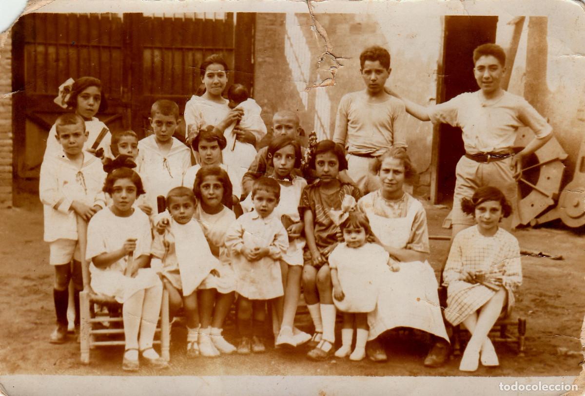 Fotograf&iacute;a antigua: Preciosa foto. Grupo de ni&ntilde;os en el corral de casa. A&ntilde;os 20 pc