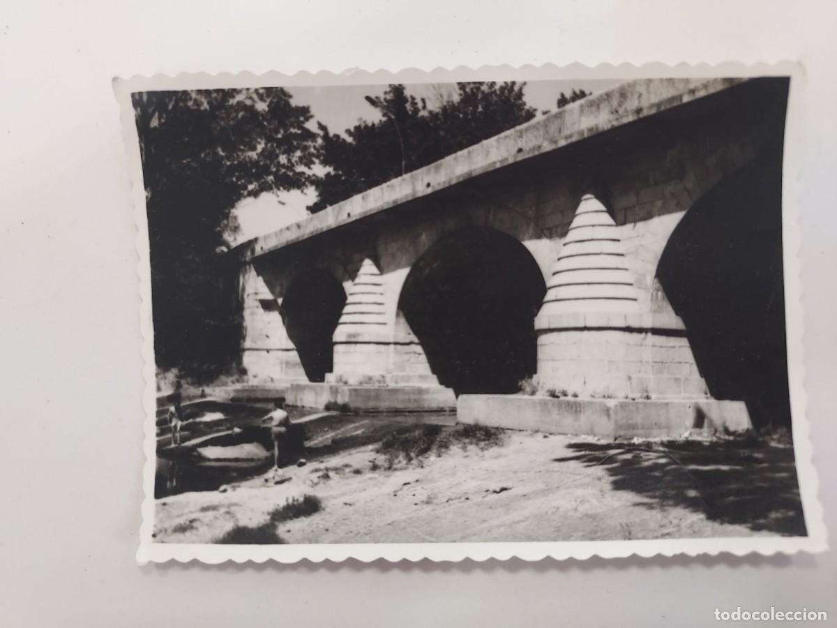 Fotograf&iacute;a antigua: FOTO MADRID &iquest;PUENTE DE SAN FERNANDO RIO MANZANARES? BA&Ntilde;ISTAS. CA. 1972. 10 X 7 CM