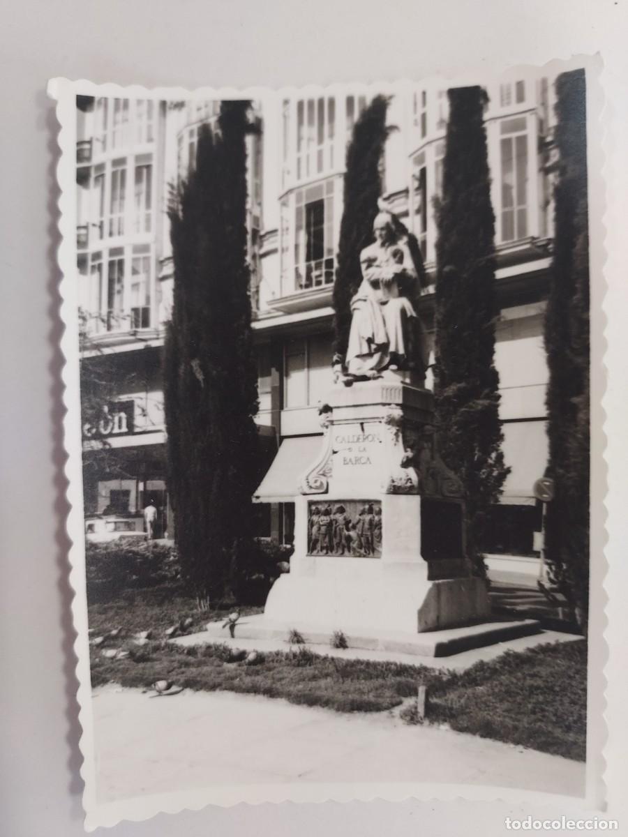 Fotograf&iacute;a antigua: FOTO MADRID MONUMENTO A CALDERON DE LA BARCA (PLAZA SANTA ANA). CA. 1972. 10 X 7 CM