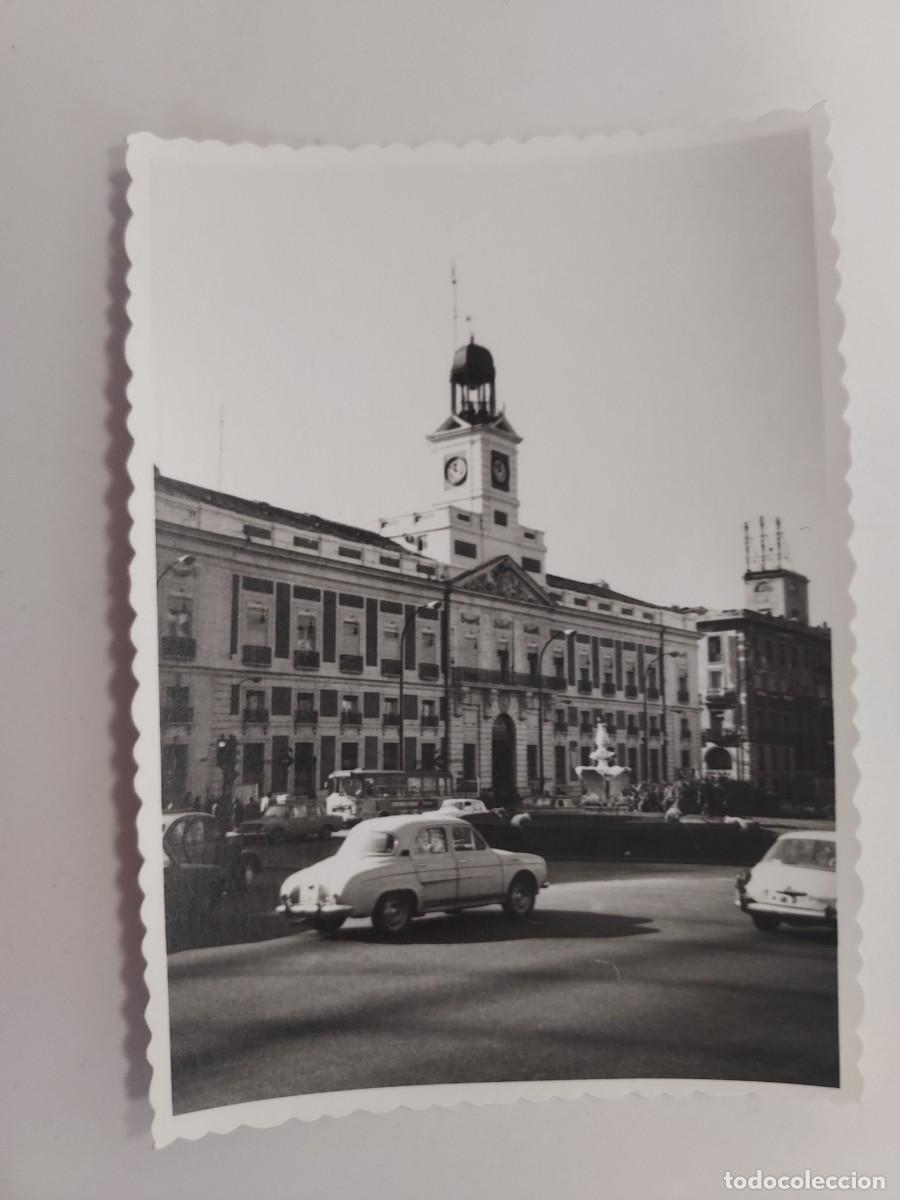 Fotograf&iacute;a antigua: FOTO MADRID PUERTA DEL SOL, FUENTE, COCHES, RELOJ. RENAULT GORDINI. CA. 1972. 10 X 7 CM