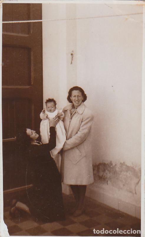 Fotograf&iacute;a antigua: Dos damas con un beb&eacute;. Manero, Val&egrave;ncia. A&ntilde;os 40 pc