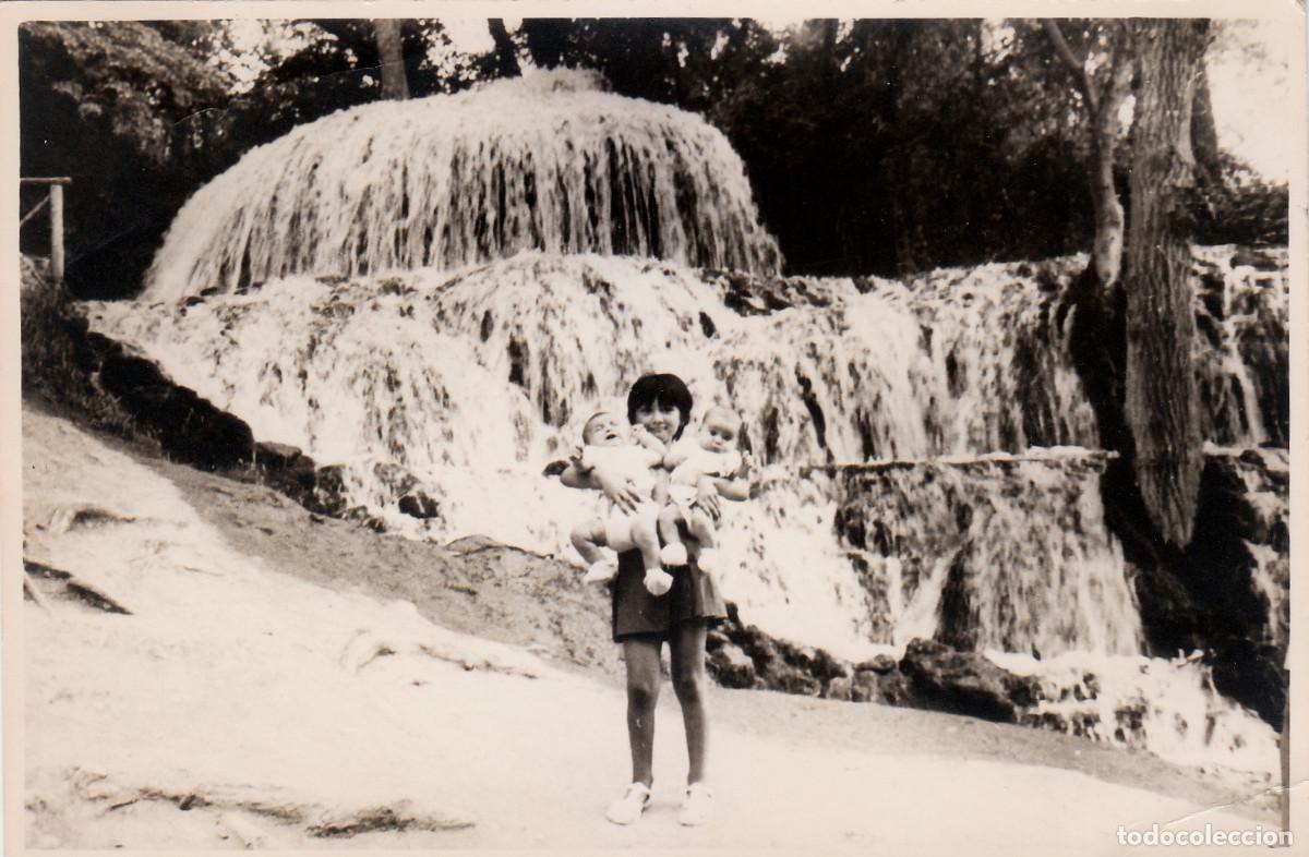 Fotografia antiga: Curiosa foto. Ni&ntilde;a con sus hermanitos gemelos. Cascada, Monasterio de Piedra, Zaragoza. A&ntilde;os 60 pc