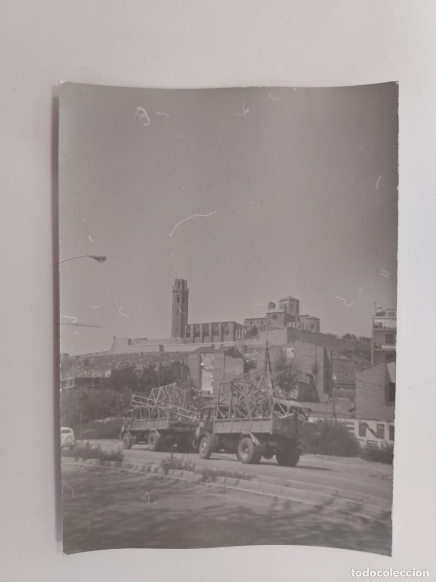 Fotografia antica: FOTO LERIDA Vista de la Seu Vella con camiones de &eacute;poca, c. 1972. 10 X 7 CM