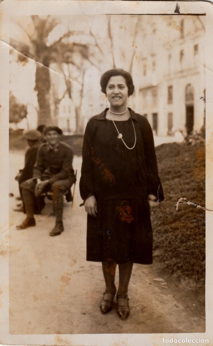 Fotograf&iacute;a antigua: Mujer con largo collar. Militares &eacute;poca Alfonso XIII en Val&egrave;ncia?. A&ntilde;os 20 pc
