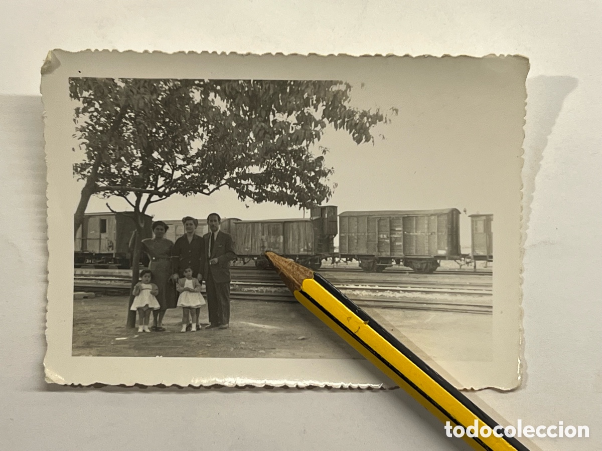 Fotograf&iacute;a antigua: SEVILLA. Renfe.. Ferrocarril. El Jefe de Estaci&oacute;n y familia (h.1960?) MALET, fot&oacute;grafo&hellip;
