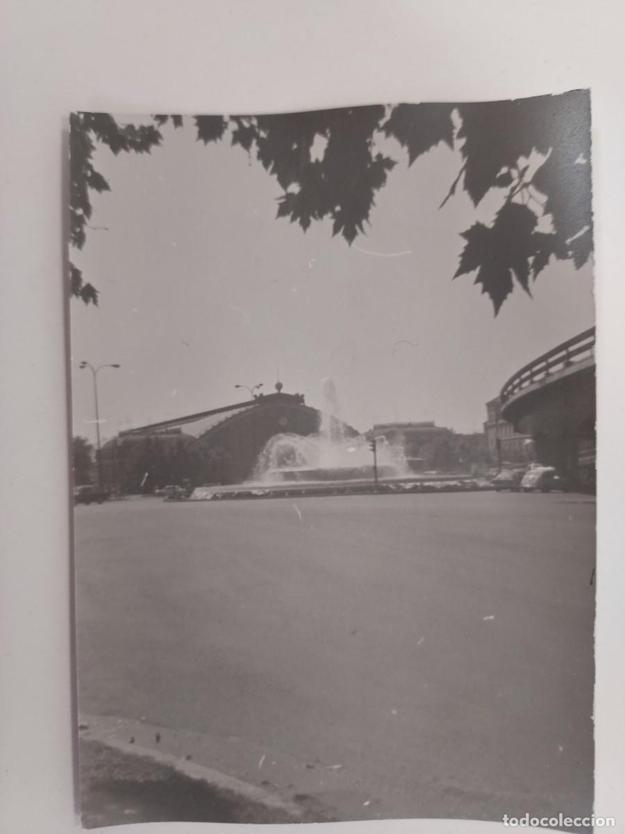 Fotograf&iacute;a antigua: Foto Madrid Plaza del Emperador Carlos V y Estaci&oacute;n de Atocha, Scalextric. Ca. 1972. 10 X 7 CM