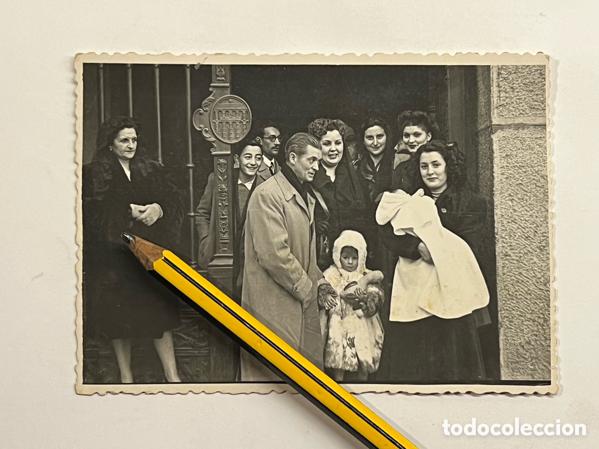 Fotograf&iacute;a antigua: SEGOVIA. Fotograf&iacute;a familiar un d&iacute;a al salir de Misa.. Foto R&iacute;o (a.1949) Med&iacute;das: 8,5 x 11,5 cm