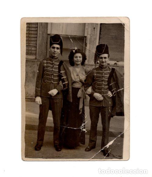 Fotograf&iacute;a antigua: INDIVIDUOS VISTEN TRAJES ESTILO H&Uacute;SARES, COMUNES EN FIESTAS TRADICIONALES DE MOROS Y CRISTIA. 9X7,1.