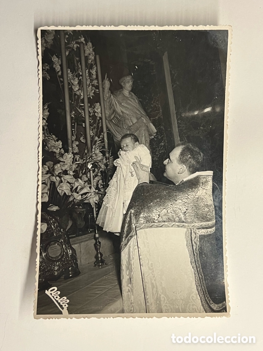 Fotograf&iacute;a antigua: BEB&Eacute;, presentado a la Virgen de los Desamparados en la Real Bas&iacute;lica de Valencia. Mayo de 1959