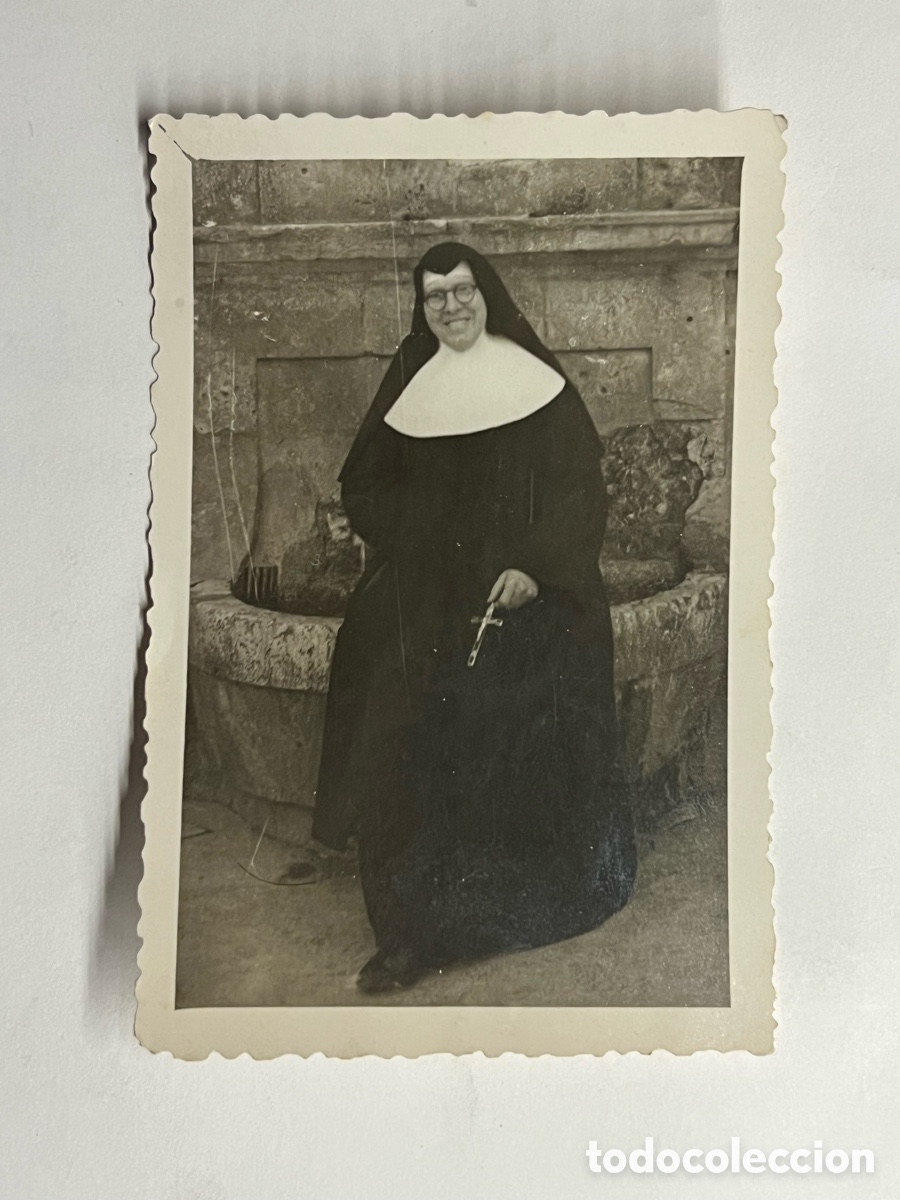 Fotograf&iacute;a antigua: MONJA FELIZ Y SONRIENTE. Orden de la Caridad.. ? Fotograf&iacute;a (h.1950?) Med&iacute;das: 7 x 10,5