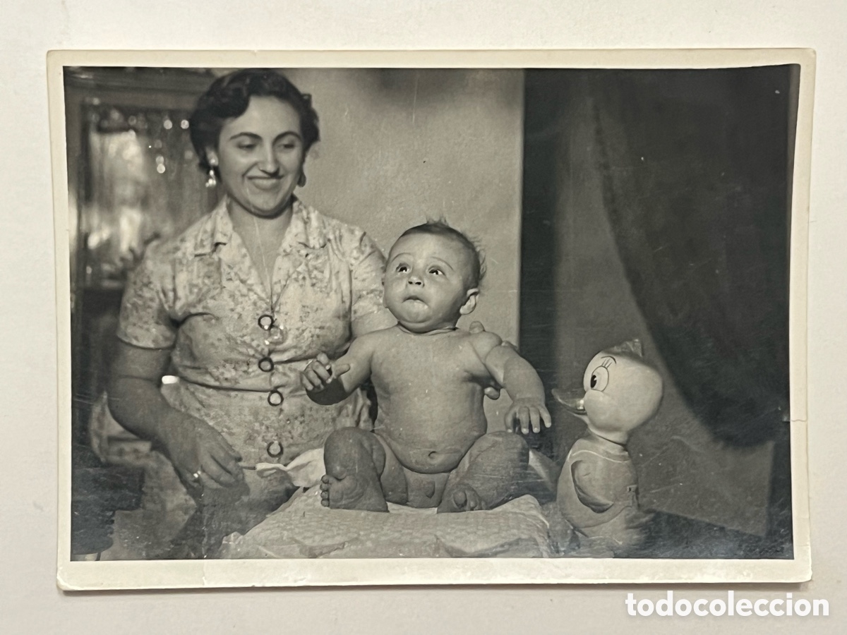 Fotograf&iacute;a antigua: LUISITO Y SU PAJARITO.. observados por el Pato Donald&hellip; (h.1950?)