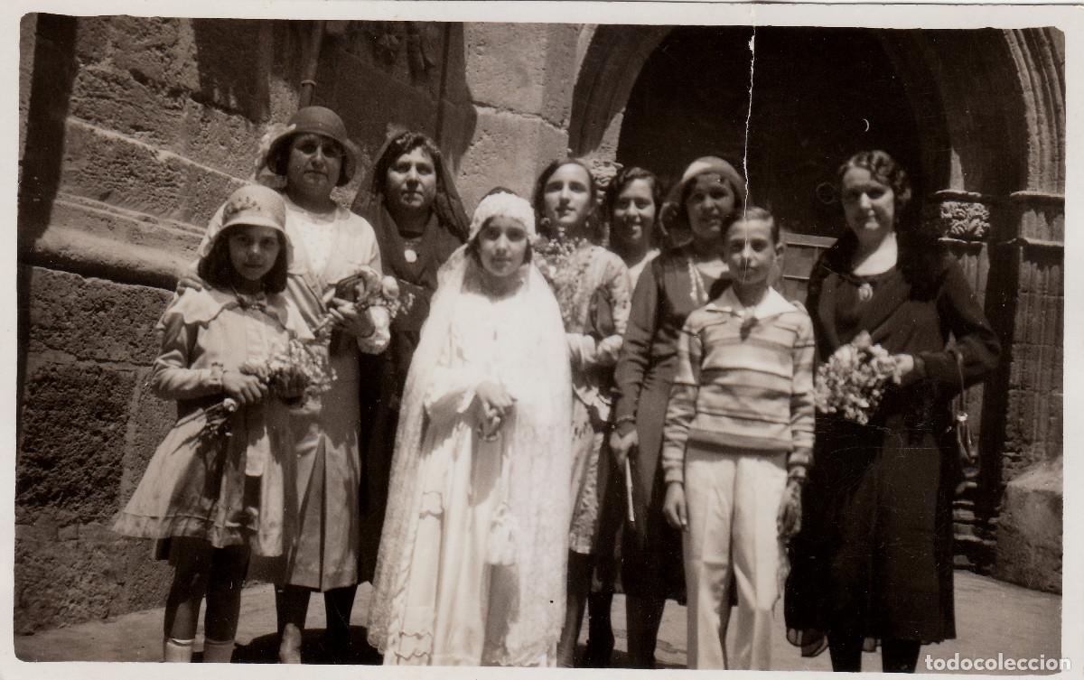 Fotograf&iacute;a antigua: Preciosa foto. Ni&ntilde;a de Comuni&oacute;n con los invitados y sus ramos de flores. A&ntilde;os 20 pc