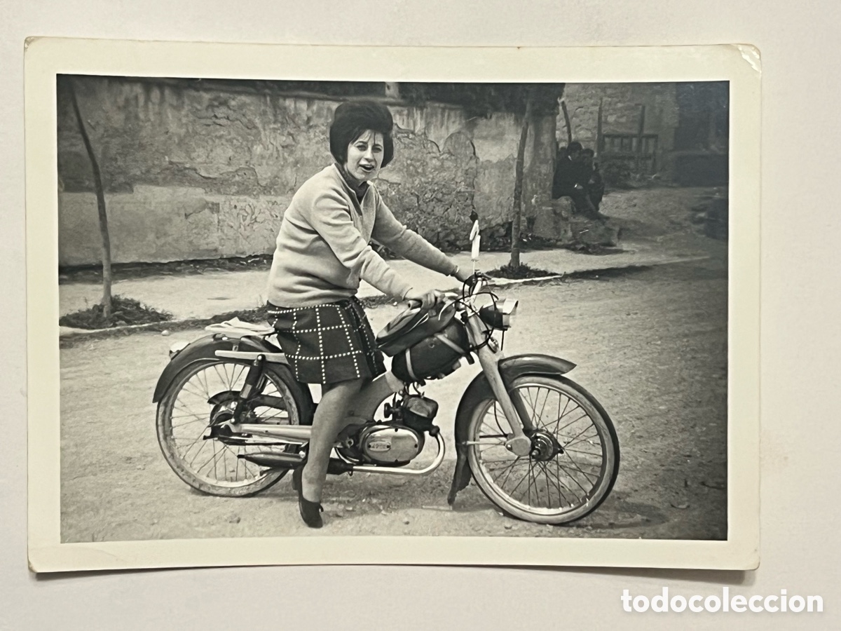 Fotograf&iacute;a antigua: MOTOCICLETA.. la Mujer de la Derbi..? M&aacute;s moderna que un San Luis&hellip; (h.1960?)