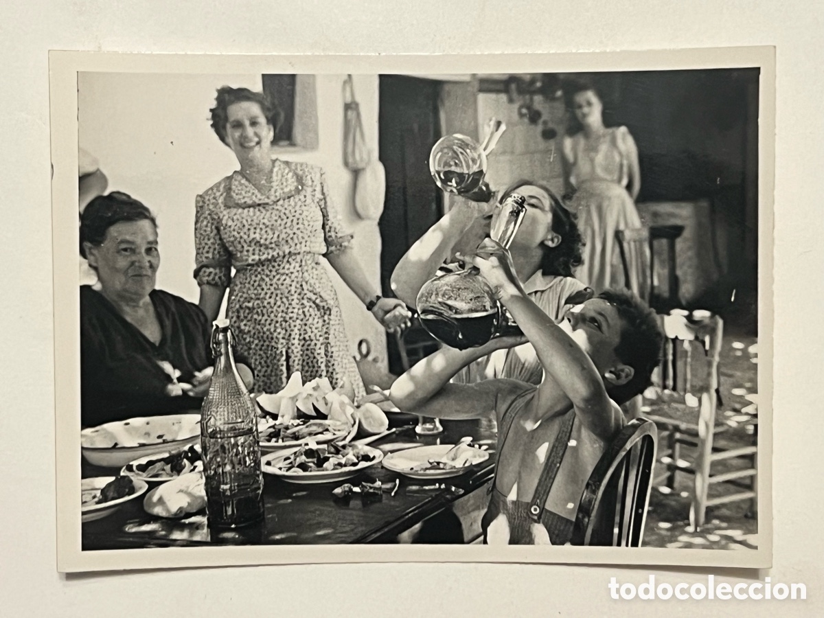 Fotograf&iacute;a antigua: BARRAL.. Porr&oacute;n.. Escena familiar un d&iacute;a de celebraci&oacute;n alrededor de la mesa.. (h.1960?)